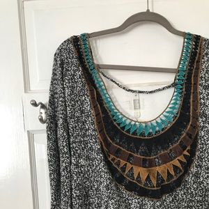 DETAILED BACK SWEATER.